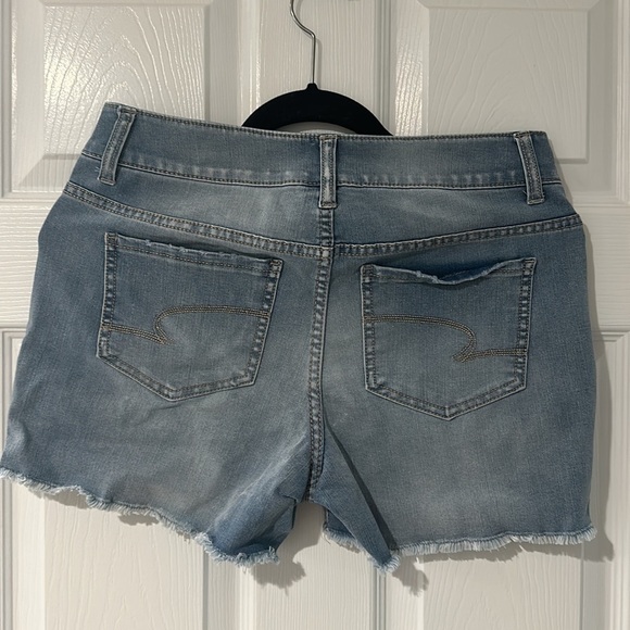 Time AND TRU size 4 Mid Rise Light Wash Denim Stretch Short - Picture 2 of 5